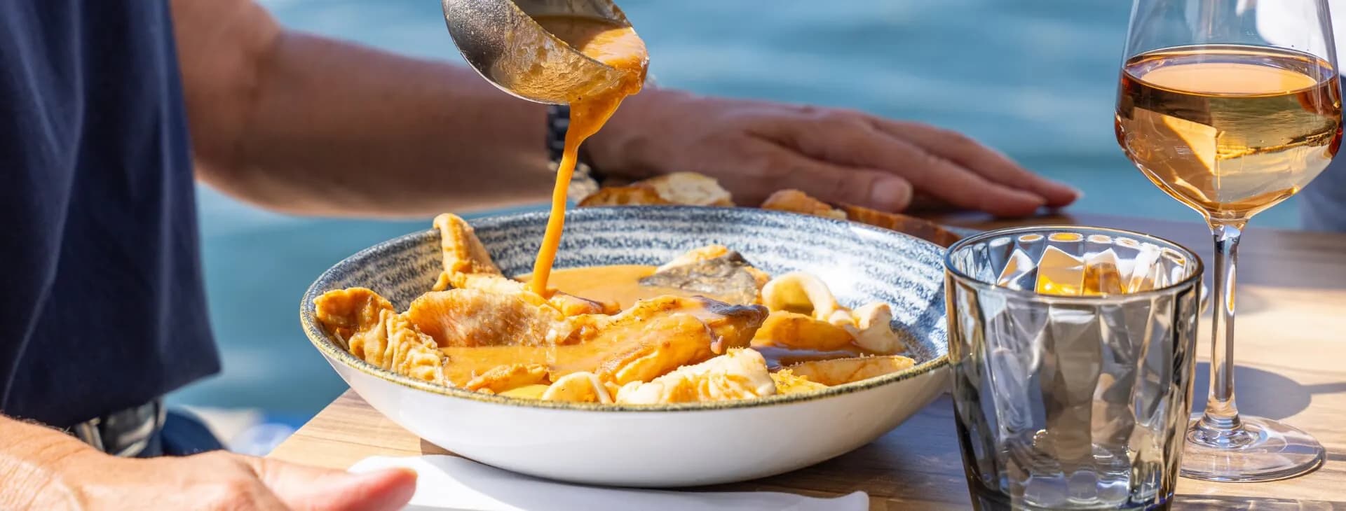 Bouillabaisse traditionnelle servie avec rouille et croûtons