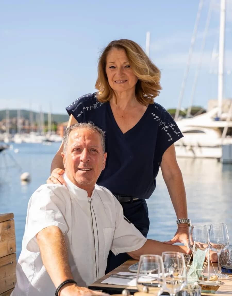 Le chef de La Marée dans sa cuisine, préparant des spécialités de poisson