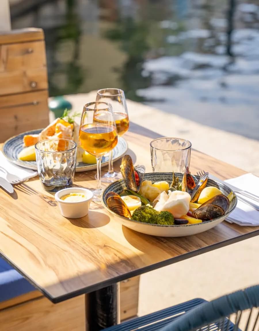 Terrasse du restaurant La Marée face au port de Grimaud