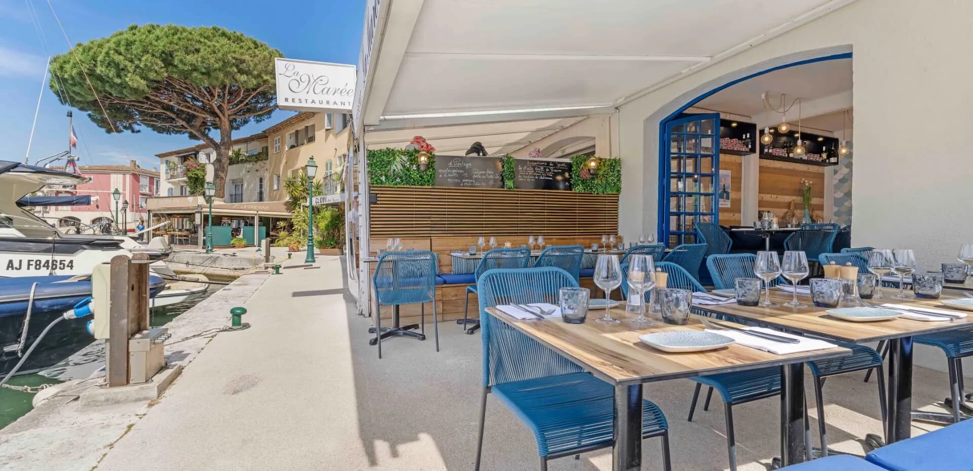 Terrasse du restaurant La Marée face au port de Grimaud